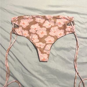 Acacia Capsule mahalo bottoms, hard to find. size M but fits a S !! THRU VEN